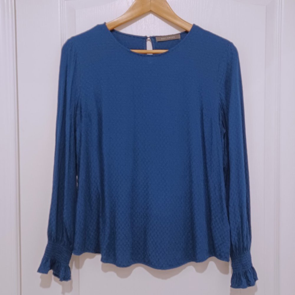 Suzy Shier - Blouse with ruffle wrists